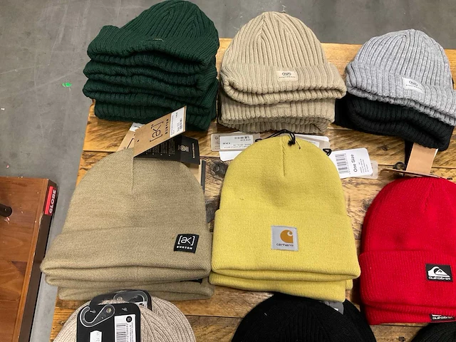 Partij diverse mutsen o.a carhartt/quiksilver/roxy/rebelrose (106x) - afbeelding 9 van  15
