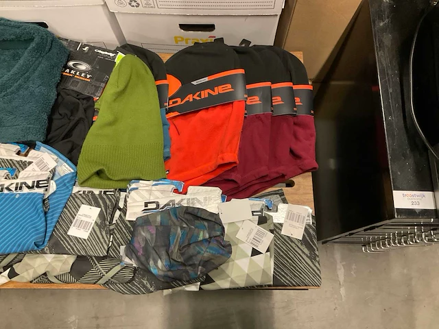 Partij diverse nekwarmers/balaclavas o.a dakine/burton/roxy (68x) - afbeelding 12 van  14