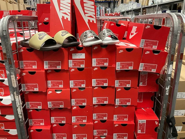 Partij diverse nike slippers (164x) - afbeelding 1 van  5