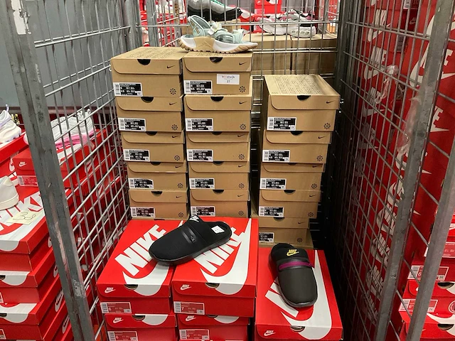 Partij diverse nike slippers (43x) - afbeelding 1 van  4