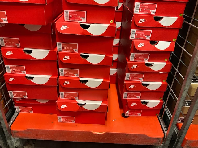 Partij diverse nike sneakers (55x) - afbeelding 2 van  5