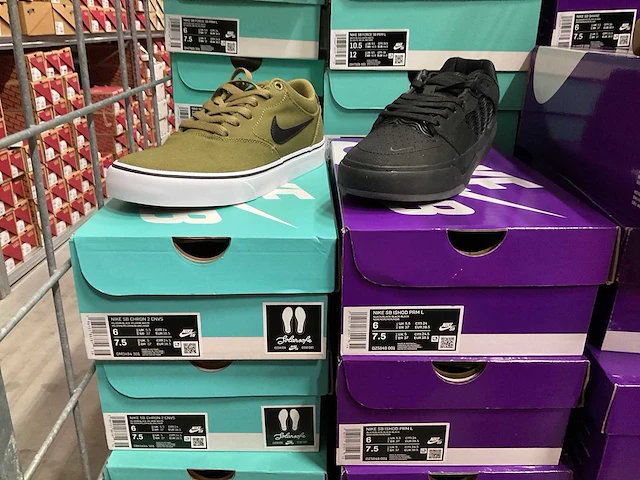 Partij diverse nike sneakers (57x) - afbeelding 2 van  5