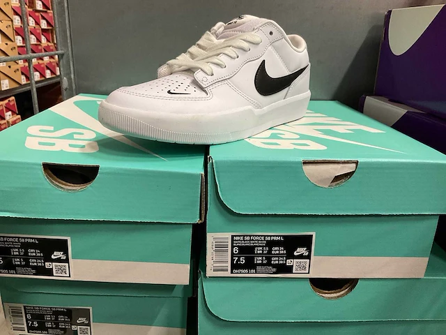 Partij diverse nike sneakers (57x) - afbeelding 4 van  5