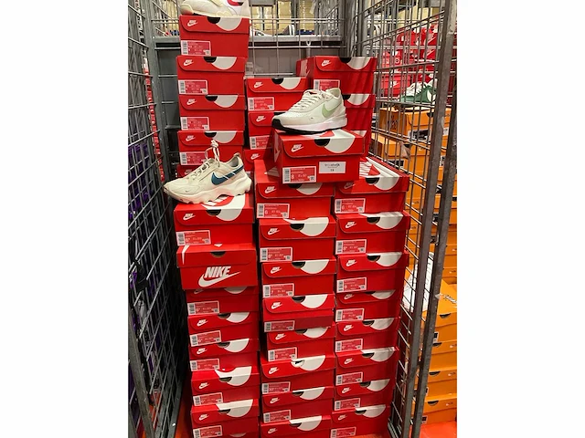 Partij diverse nike sneakers (58x) - afbeelding 2 van  6