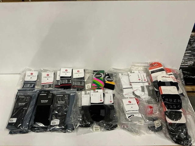 Partij diverse o.a castelli/assos/sealskinz fietssokken (67x) - afbeelding 1 van  17