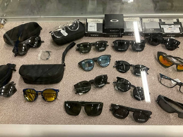Partij diverse o.a oakley/dragon zonnebrillen/lenzen (32x) - afbeelding 4 van  7