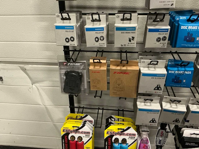 Partij diverse o.a shimano disc brake pads/ spd cleat sets / overige (194x) - afbeelding 2 van  24