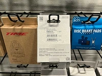 Partij diverse o.a shimano disc brake pads/ spd cleat sets / overige (194x) - afbeelding 16 van  24