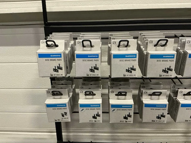 Partij diverse o.a shimano disc brake pads/ spd cleat sets / overige (194x) - afbeelding 18 van  24