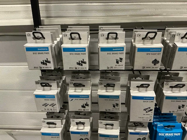 Partij diverse o.a shimano disc brake pads/ spd cleat sets / overige (194x) - afbeelding 21 van  24