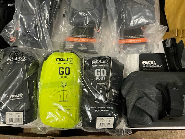 Partij diverse o.a sks/evoc/agu fiets tasjes/rain essentials (15x) - afbeelding 2 van  11
