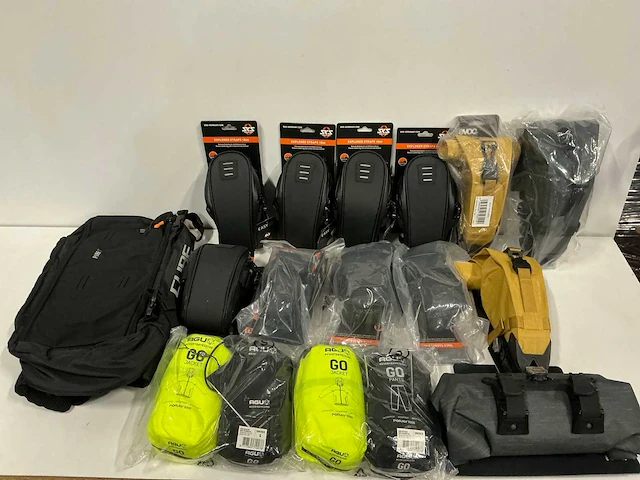 Partij diverse o.a sks/evoc/agu fiets tasjes/rain essentials (15x) - afbeelding 1 van  11