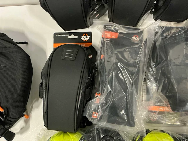 Partij diverse o.a sks/evoc/agu fiets tasjes/rain essentials (15x) - afbeelding 10 van  11