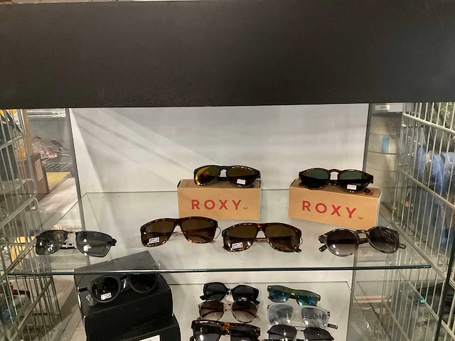 Partij diverse o.a vans/roxy/sabre zonnebrillen (31x) - afbeelding 2 van  4