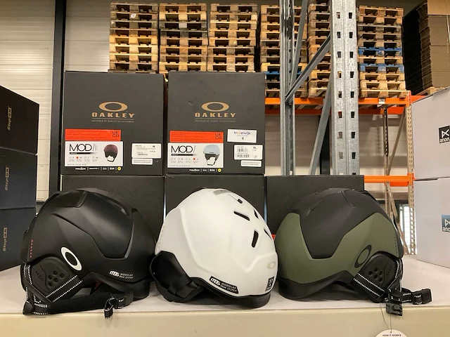 Partij diverse oakley ski/snowboard helmen (8x) - afbeelding 1 van  7