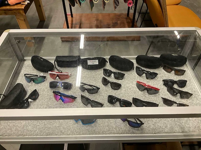 Partij diverse oakley zonnebrillen (19x) - afbeelding 1 van  9