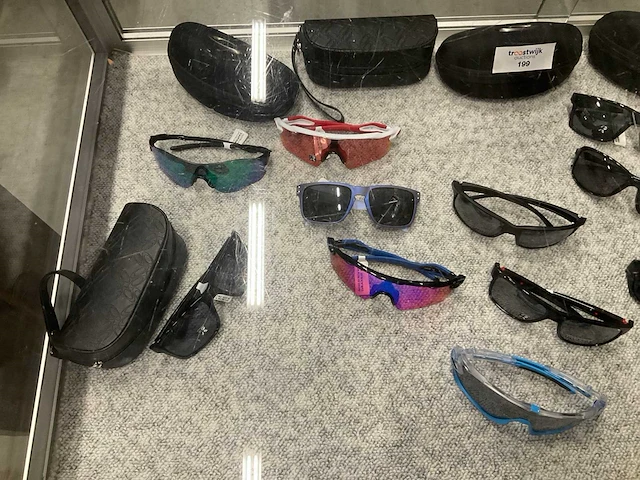 Partij diverse oakley zonnebrillen (19x) - afbeelding 2 van  9