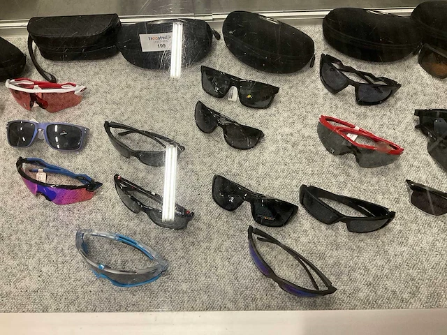 Partij diverse oakley zonnebrillen (19x) - afbeelding 3 van  9