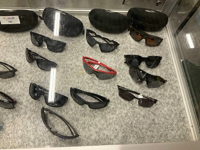 Partij diverse oakley zonnebrillen (19x) - afbeelding 4 van  9