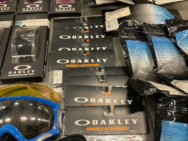 Partij diverse oakley/anon ski lenzen/accessoires (216x) - afbeelding 25 van  31