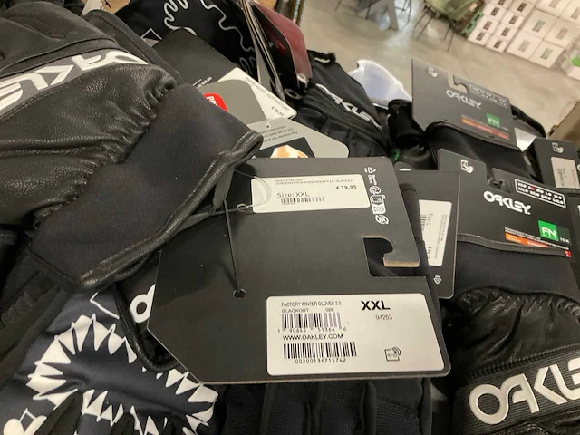 Partij diverse oakley/burton/dakine handschoenen (55x) - afbeelding 3 van  13