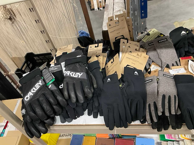 Partij diverse oakley/burton/dakine handschoenen (55x) - afbeelding 6 van  13