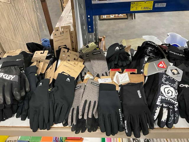 Partij diverse oakley/burton/dakine handschoenen (55x) - afbeelding 7 van  13