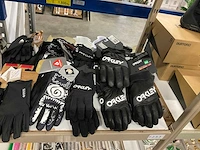 Partij diverse oakley/burton/dakine handschoenen (55x) - afbeelding 8 van  13