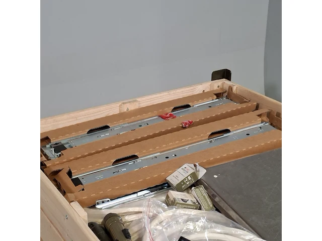 Partij diverse onderdelen en garage inventaris - afbeelding 3 van  9