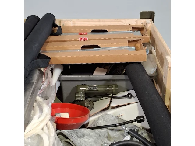 Partij diverse onderdelen en garage inventaris - afbeelding 6 van  9