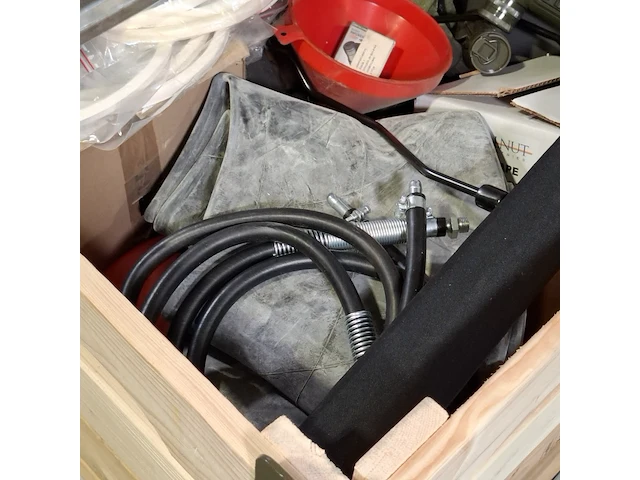 Partij diverse onderdelen en garage inventaris - afbeelding 7 van  9