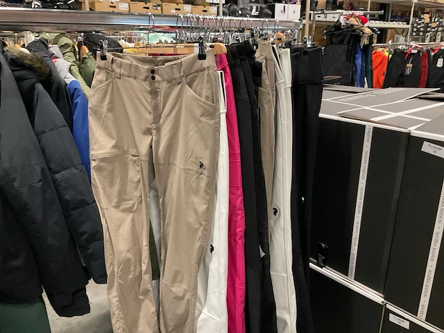 Partij diverse peakperformance/volcom wintersportbroeken (16x) - afbeelding 1 van  18