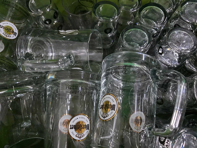 Partij diverse pullen, wijnglazen en drinkglazen - afbeelding 1 van  4