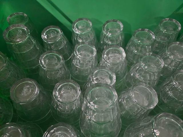 Partij diverse pullen, wijnglazen en drinkglazen - afbeelding 2 van  4