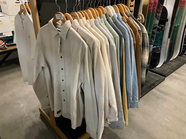 Partij diverse reell/carhartt/volcom/brixton kleding (18x) - afbeelding 1 van  16