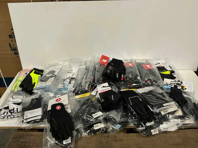 Partij diverse roekcl/sport2x/gripgrab/overige fietshandschoenen (84x) - afbeelding 1 van  14