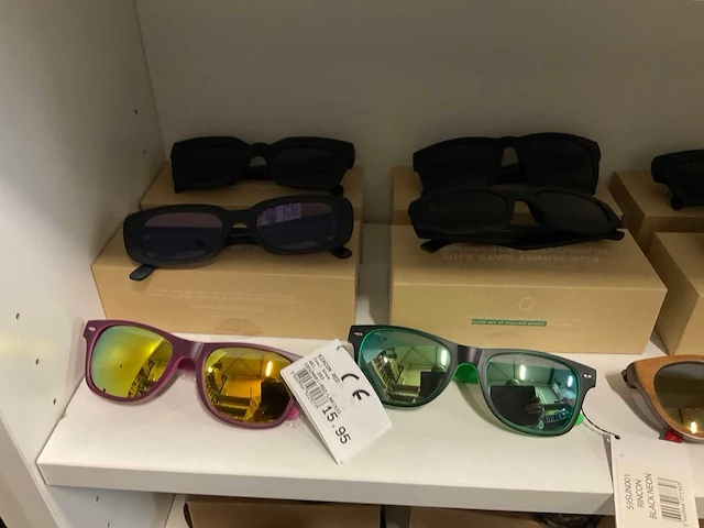 Partij diverse roxy, quiksilver & cheapobrand zonnebrillen (54x) - afbeelding 2 van  9
