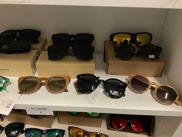 Partij diverse roxy, quiksilver & cheapobrand zonnebrillen (54x) - afbeelding 3 van  9