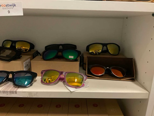 Partij diverse roxy, quiksilver & cheapobrand zonnebrillen (54x) - afbeelding 4 van  9