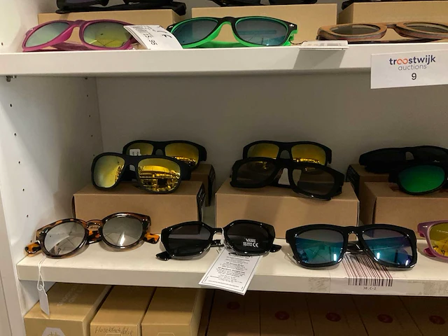 Partij diverse roxy, quiksilver & cheapobrand zonnebrillen (54x) - afbeelding 5 van  9