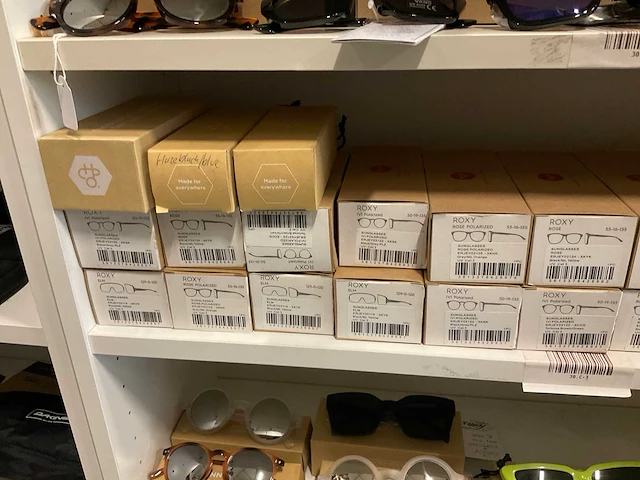 Partij diverse roxy, quiksilver & cheapobrand zonnebrillen (54x) - afbeelding 6 van  9