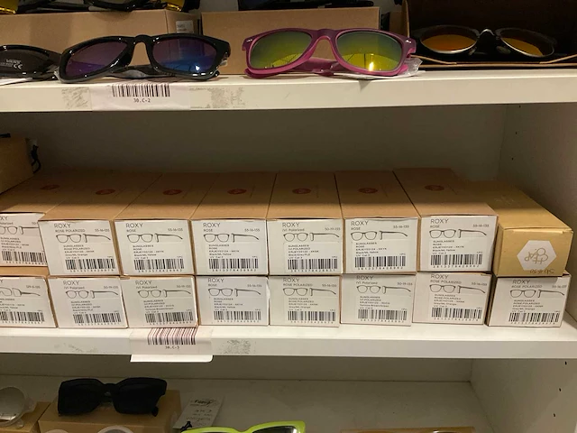 Partij diverse roxy, quiksilver & cheapobrand zonnebrillen (54x) - afbeelding 7 van  9