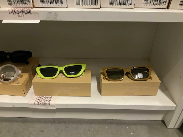 Partij diverse roxy, quiksilver & cheapobrand zonnebrillen (54x) - afbeelding 8 van  9