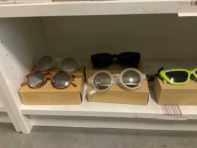 Partij diverse roxy, quiksilver & cheapobrand zonnebrillen (54x) - afbeelding 9 van  9