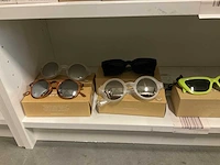 Partij diverse roxy, quiksilver & cheapobrand zonnebrillen (54x) - afbeelding 9 van  9