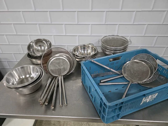 Partij diverse rvs keukenbenodigdheden - afbeelding 1 van  4