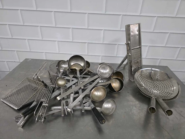Partij diverse rvs keukenbenodigheden - afbeelding 1 van  3