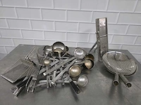 Partij diverse rvs keukenbenodigheden - afbeelding 1 van  3