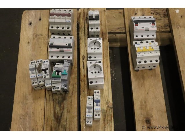 Partij diverse schakelmateriaal o.a. aardlekschakelaar & zekeringen - afbeelding 1 van  6