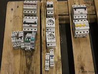 Partij diverse schakelmateriaal o.a. aardlekschakelaar & zekeringen - afbeelding 1 van  6